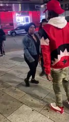 Elle surprend son mec en balade avec sa maîtresse et l'humilie en le déshabillant en public