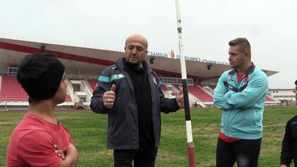 SAMSUN - Kendisi gibi engelli insanların hayatına dokunarak şampiyon sporcular yetiştiriyor
