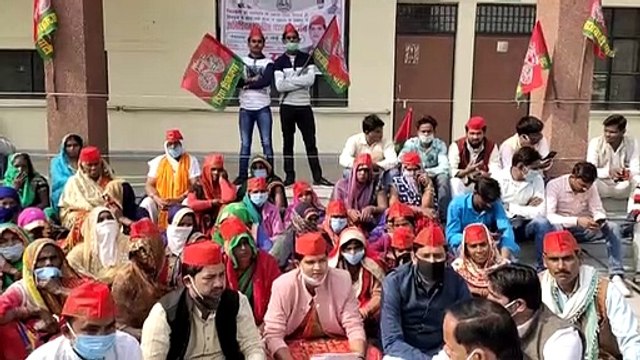 बिल्हौर विधानसभा की सपा नेत्री श्रीमती रचना सिंह किसान धान केंद्र ना खोलने को लेकर धरने पर बैठी
