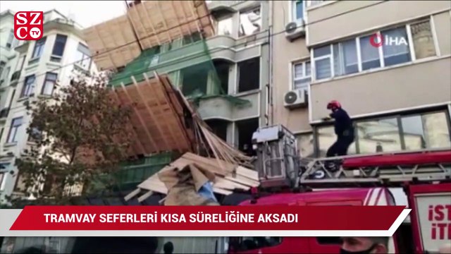 Bir binanın yıkım çalışmaları için kurulan tahta iskelede çökme meydana geldi