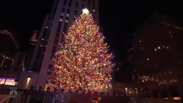 Encendido el Árbol de Navidad de Rockefeller center de 23 metros de alto y 11 toneladas de peso