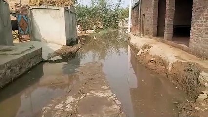 भटपुरवा गाँव के लोगो ने डीएम से लगाई गुहार, नाली के पानी से निकल रहे ग्रामीण