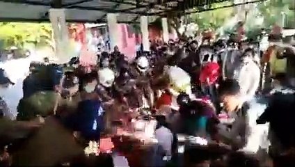 स्वास्थ्य कर्मियों पर पुलिस ने किया लाठीचार्ज