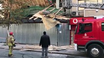 İSTANBUL - Çemberlitaş'ta boş binadan düşen molozlar nedeniyle tramvay seferleri aksadı