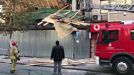 İSTANBUL - Çemberlitaş'ta boş binadan düşen molozlar nedeniyle tramvay seferleri aksadı