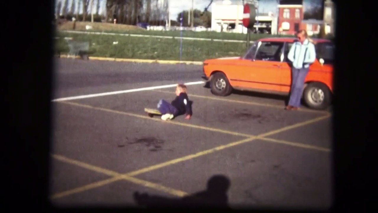 Sébastien fait du skate board