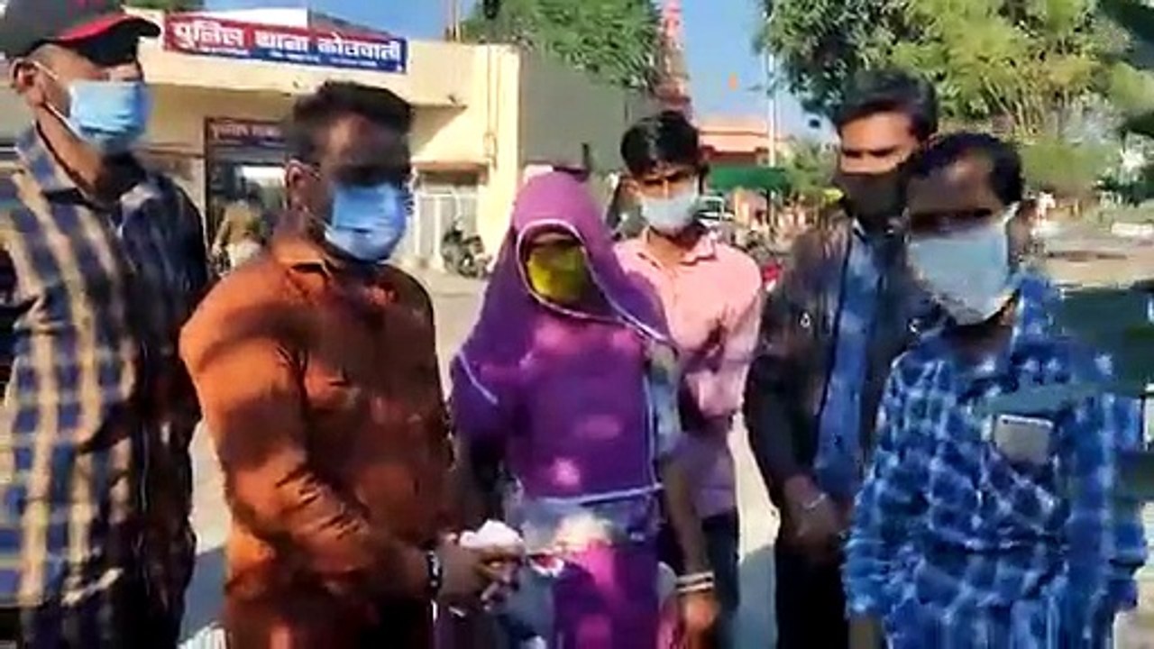 बैंक ऑफ इंडिया द्वारा खाते से 51000 रुपए के हेर फेर के मामले में महिला पहुंची थाने