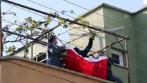 OSMANİYE - Kahramanmaraş'ta cinayet zanlısının saldırısında şehit olan polisin babaevine Türk bayrakları asıldı