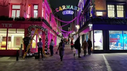 Jelang Natal, Toko-toko di Inggris Dibuka