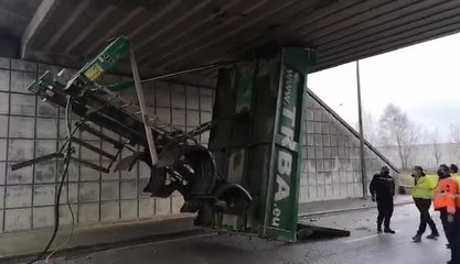 Download Video: Un camion a perdu sa benne dans le pont-tunnel de l'Avenue Mozart