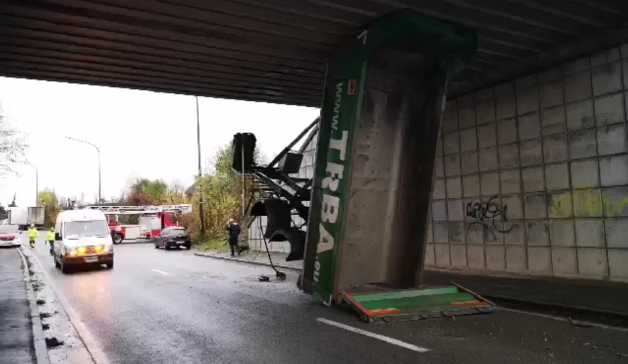 Mouscron: la benne d’un camion s’encastre sous un pont avenue Mozart