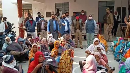 ठंड से बचने के लिए गरीबों को तहसील प्रशासन ने दिए कम्बल