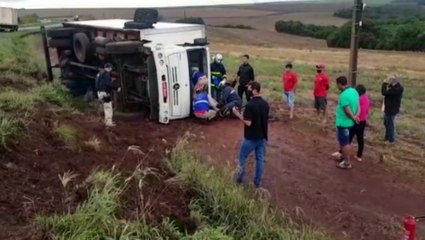 Caminhão tomba na BR-467, derruba radar e Siate é acionado