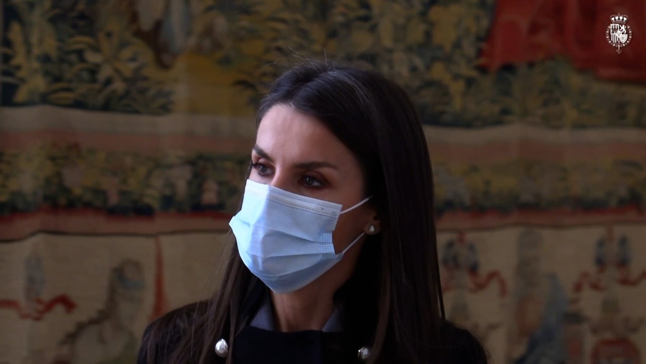 La reina Letizia enamora con uno de sus abrigos más elegantes