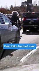 Le casque de ce motard est tellement fun