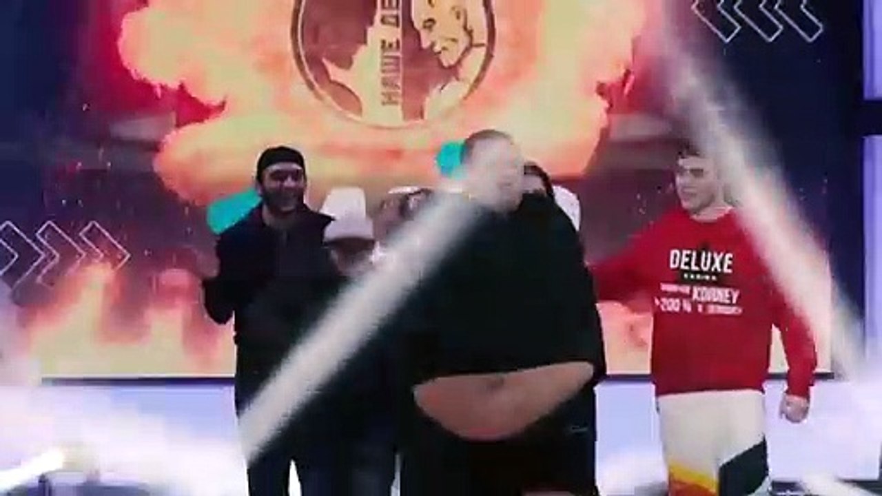 Un combat MMA entre un homme de 240 kg et une femme de 63 kg ! Regardez qui gagne...