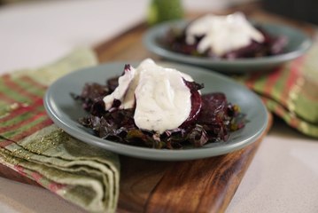 Betabeles rostizados con salsa de yogur y menta - Navidad - Cocina con Conexión - Sonia Ortiz con Juan Farré