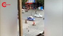 Çin’de bir kadın eski erkek arkadaşının düğün aracının yolunu kesti