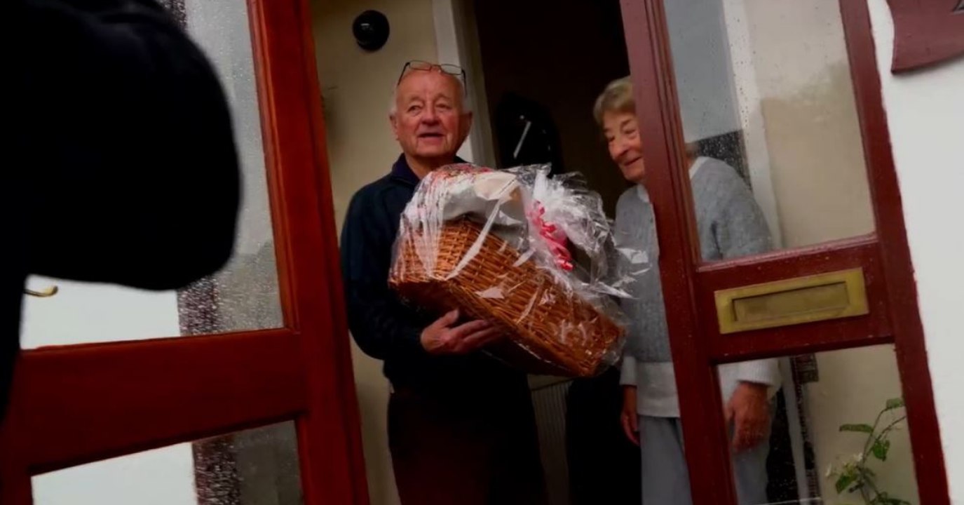 'Youtubers' sorprenden a los ancianos de su comunidad con emotivos regalos en medio de la pandemia