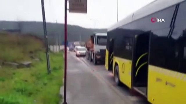 İstanbul'da hafriyat kamyonu İETT otobüsüne çarptı: 9 yaralı