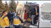 Servis Minibüsü İle Otomobil Kafa Kafaya Çarpıştı: 1’i Ağır Toplam 7 Yaralı