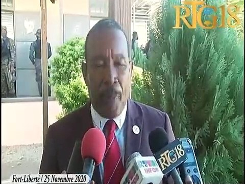 Martine Moïse Premyè Dam la distribiye kit eskolè, soulye, nan plizyè lekòl nan Nòdès, Nò ak Nòdwès