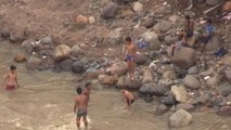 Niños hondureños víctimas de Eta e Iota se bañan en pestilentes aguas estancadas