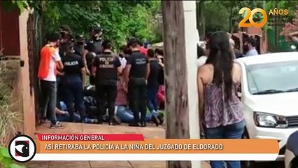 Así retiraba la policía a la niña del juzgado de Eldorado