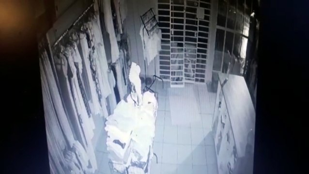 Câmera flagra ação de ladrões em loja no Bairro Floresta