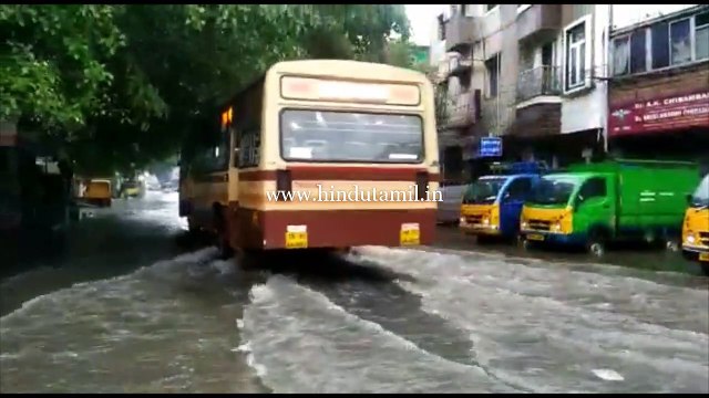 சென்னையில் கனமழை காரணமாக சாலைகளில் பெருத்தெடுத்து ஓடும் மழை நீர் வாகன ஒட்டிகள் அவதி இடம்: ராயப்பேட்டை பாரதி சாலை