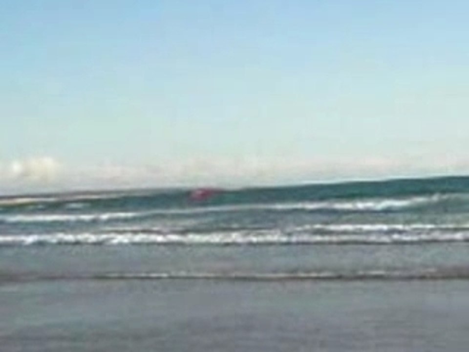 Kitesurf a fond et puis l'aile dans l'eau à agadir