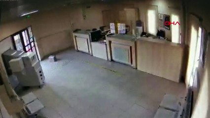 PTT şubesinde silahlı soygun kamerada!