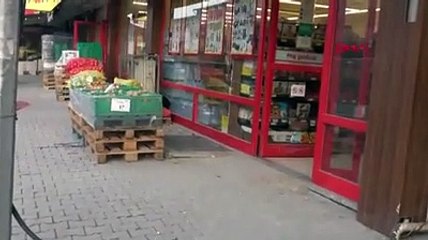 Esenyurt'ta bir marketin kasasını forkliftle böyle çaldılar