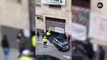 El propietario de un edificio okupado estrella su coche contra él para mostrar su indefensión