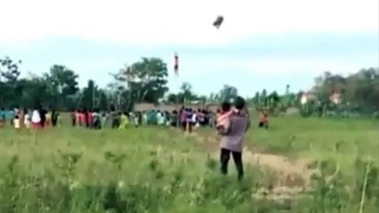 Anak Kecil Terbawa Layangan Jatuh dari Langit