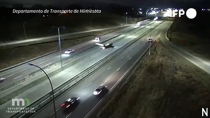 Avioneta hace aterrizaje nocturno en autopista de EEUU