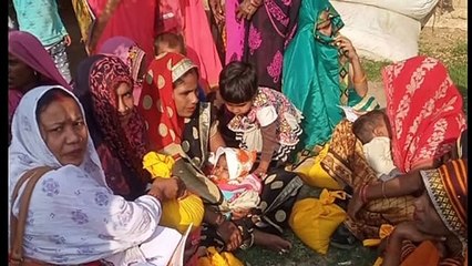 ग्राम बिरारी में आंगनबाड़ी कार्यकर्ताओं द्वारा बच्चों और गर्भवती महिलाओं को बांटी गई सामग्री