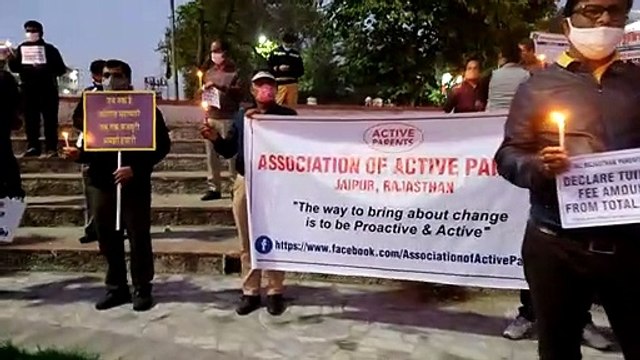 शहीद स्मारक पर कैंडल जलाकर शहीदों को किया नमन