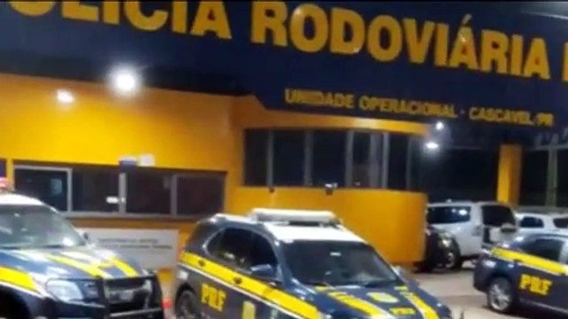 PRF apreende bitrem carregado com cerca de 500 mil maços de cigarros contrabandeados em Cascavel