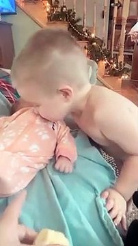 Cet enfant renifle la couche de sa petite soeur... grosse erreur