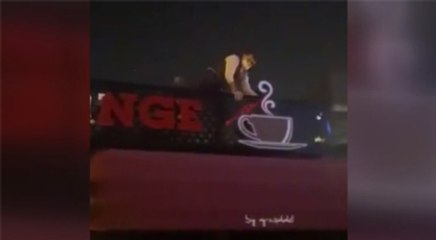 Esnaf çatıya çıktı tabelayı parçaladı