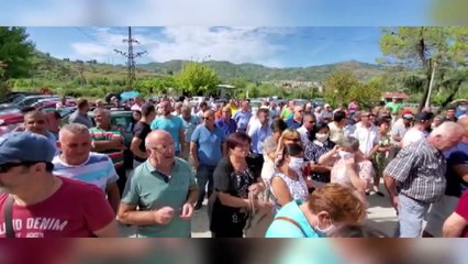 Tensione mes policisë dhe naftëtarëve para rafinerisë në Ballsh, kërkojnë 22 pagat e munguara