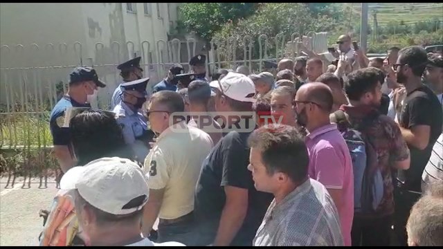'Kemi fëmijët pa bukë', naftëtarët e Ballshit protestë kërkojnë pagat e prapambetura, përplasje