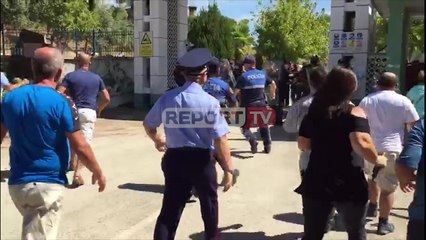 Report TV -Protesta në Ballsh/ Përplasje e fortë me policinë, naftëtarë kërkojnë të hyjnë në godinë