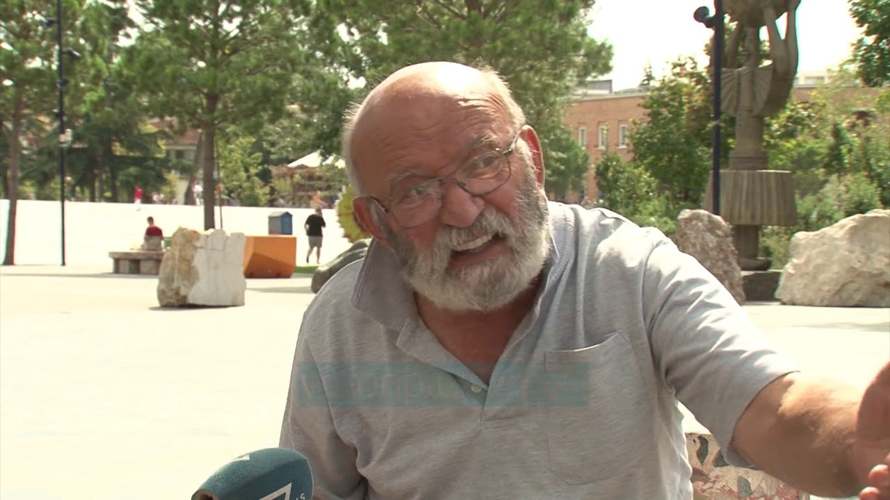 Çun Lajçi shet librat në rrugë, i revoltuar me politikën e institucionet - News, Lajme - Vizion Plus