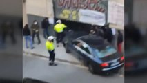 El propietario de un local okupado en Barcelona estrella su vehículo contra los okupas