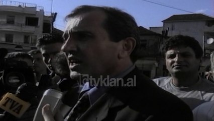 Besnik Mustafaji merr pjese ne perurimin e rruges se Saraçve - (23 Shtator 2000)