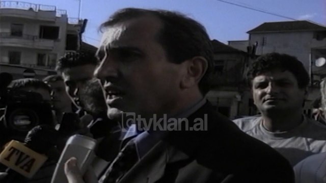 Besnik Mustafaji merr pjese ne perurimin e rruges se Saraçve - (23 Shtator 2000)