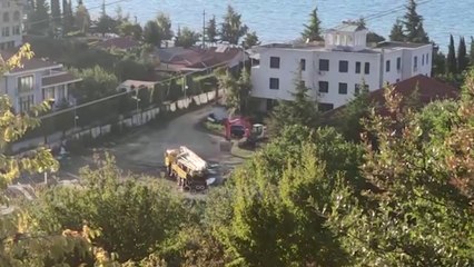 Ora News - Nuk ndalen aksidentet në punë, punëtori rrëzohet nga skela e pallatit në ndërtim