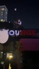 Esnaf çatıya çıktı tabelayı parçaladı: Burada 70 personel var, hepsinin evde çoluk çocuğu aç